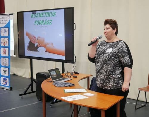 Gál-Perjési Katalin a szépészet ágazat képviseletében szólt az érdeklődőkhöz.