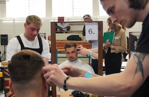 Férfifodrászat is egyre népszerűbb.