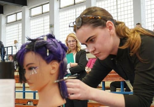 jelentős szerepet játszanak a sport és a popkultúra hatásai is, amelyek újabb és újabb trendeket hoznak be a szakmába.