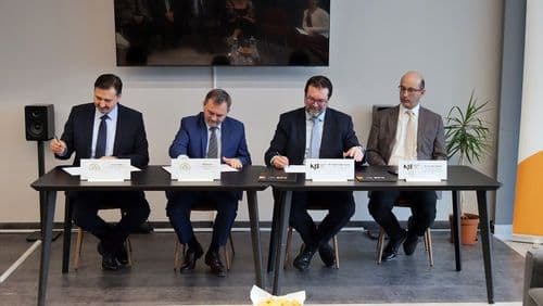 Vezetők a szerződés aláírása közben