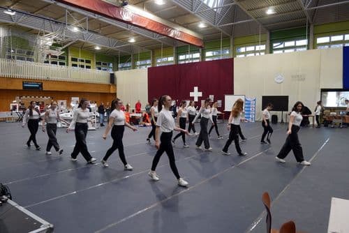 A Dékáni Sportcsarnokban az iskola tánckara fogadta az érdelődöket.