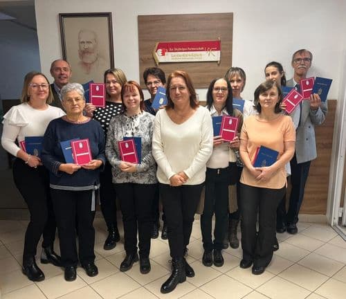 Egy új szakma elsajátítása nemcsak a tudást bővíti, hanem frissíti a gondolkodást, új kapcsolati hálót is épít, és gyakran önbizalom-növekedéssel jár. 