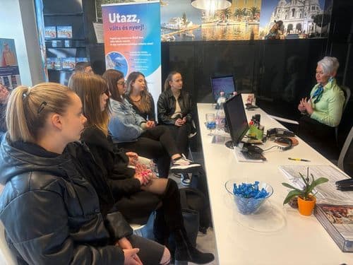 szakmai tanulmányi kiránduláson jártak Budapesten, az IBUSZ Utazási Iroda Oktogon téri irodájában