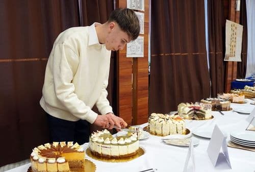 Maráczi Marcell a bemutatóra a 2014-es országtortát készítette el, amely egy összetett mousse torta fehér- és étcsokoládéval, diós piskótával és narancsos betéttel.