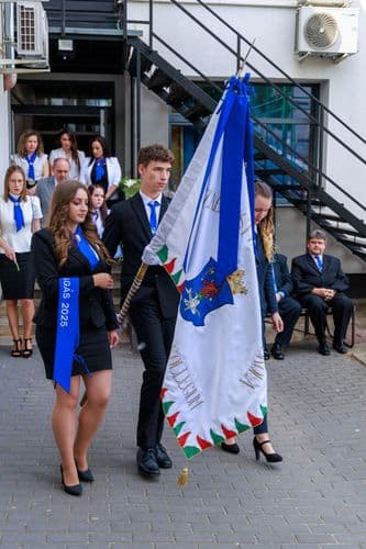 Ballagó diákok viszik a zászlót
