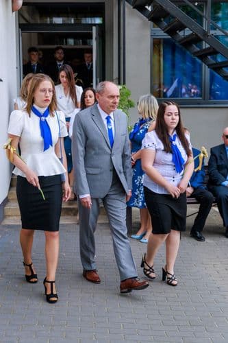 Dr. Komáromi Szilárdot kísérik a ballagó diákok
