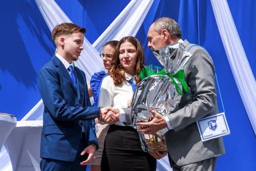 Az ünnepségen ajándékot vehetett át  Gárgyás Martin (ács) mentesülnek a szakmai írásbeli vizsga letétele alól