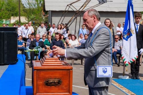 Kitüntettek tanulók névsorának elhelyezése a Céhládába