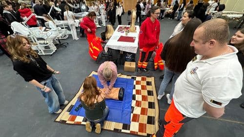 Az egészségügyi ágazatunk az általános ápoló, a gyógymasszőr, valamint a csecsemő és gyermekápoló szakmát ajánlja.