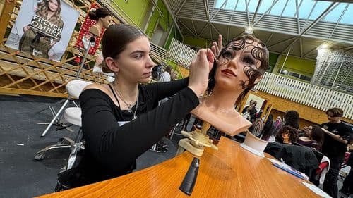 Kreatív frizura készül.