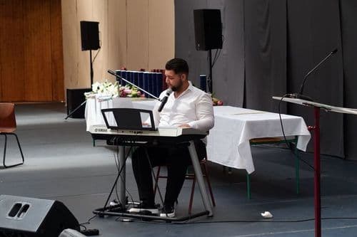 Györgye Krisztofer a Vári Szabó István Szakképző Iskola és Kollégium tanulója a Nélküled című dalt adta elő
