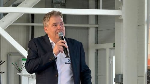 A fiatalok az egyetemi tanárok, mérnökök által megtartott előadások során hallhattak arról, hogy a hidrogén nem a jövő technológiája — már ma gyárak, töltőállomások és energiarendszerek működnek vele. 