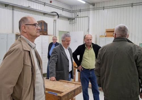 A szakmai napon a Fa- és bútoripar ágazatban szakmai oktatást folytató szakképző intézmények szakembereit vettek részt.
