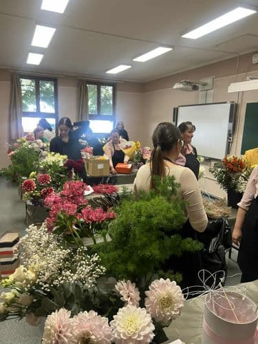 Virágkötő és virágkereskedő végzettséget szereztek a hölgyek.