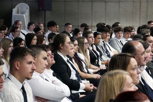 Diákok az ünnepségen.