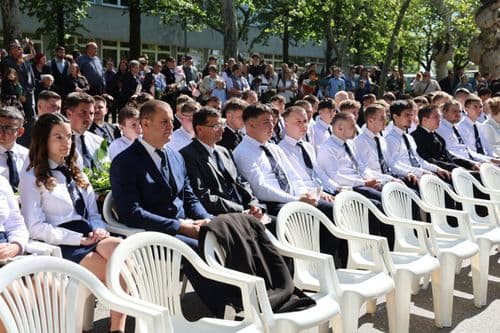 Elballagtak a Kossuth Technikum végzősei.
