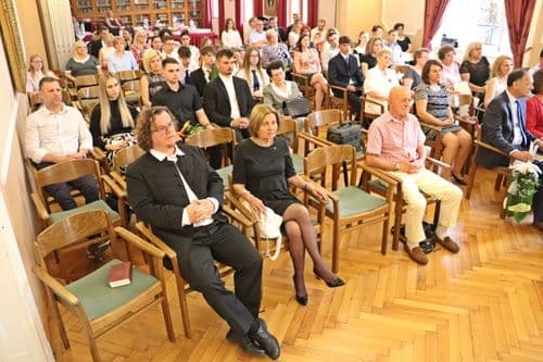 Meghívottak és vendégeik a díszteremben