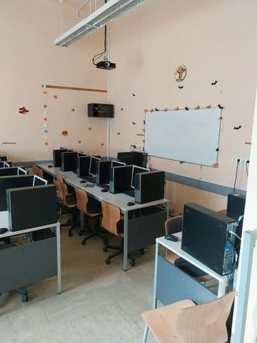Kiskunfélegyházán, a Közgazdasági Technikumban megújulnak a tantermek.