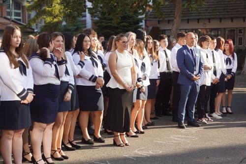Kiskunfélegyházi Közgazdasági Technikum tanulói a tanévnyitón