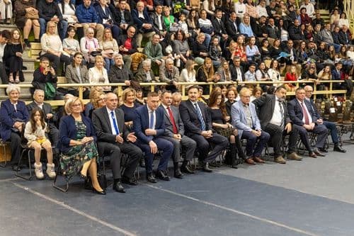 A családtagok, barátok és vendégek megtöltötték a lelátókat, hogy együtt ünnepeljék az intézmény több száz végzős diákjának egyik legemlékezetesebb mérföldkövét.