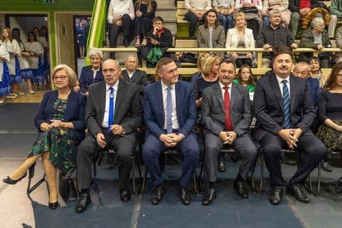 A rendezvényen jelen voltak az iskola vezetői, tanárai, meghívott intézményi vendégek és természetesen a szülők és családtagok.