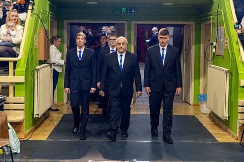 A bevonulás méltóságteljes pillanataiban egymás után érkeztek a végzős osztályok, osztályfőnökeik vezetésével.