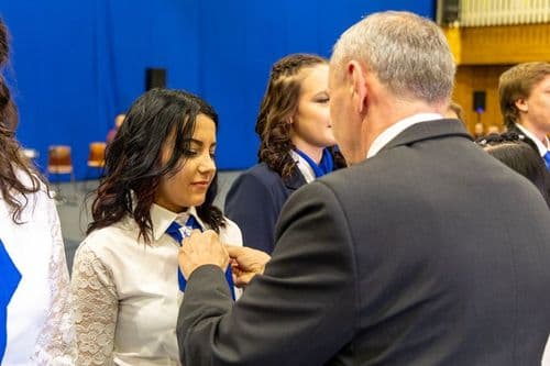 A szalagokat személyesen az igazgató tűzte fel.