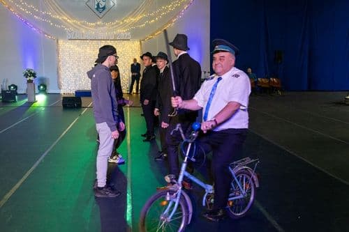 A műsor egyik kiemelkedő pillanata volt az iskola tanáraiból alakult kórus és a tanulók közös előadása.