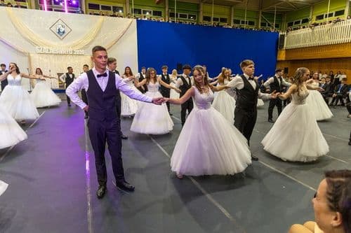 A meghitt dal után elérkezett az est fénypontja: a bécsi keringő, amely minden évben a szalagavató ünnepség legvártabb pillanata.