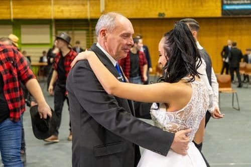 A hivatalos műsor zárásaként a végzősök hagyományosan felkérték tanáraikat egy közös táncra.