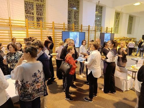 Lehetőségük nyílik arra, hogy a szakmai munkaközösségek mini workshopjain feltegyék az őket foglalkoztató kérdéseket szakmai oktatónknak.