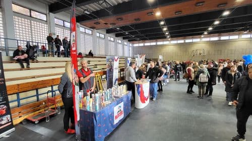 A diákok ingyenes felnőttképzésben is részt vehetnek, ösztöndíjak és pályakezdési támogatások segítik a szakmaválasztást, miközben a technikai fejlődés révén a munkavégzés is korszerűbbé vált.