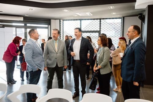 A rendezvényen több jelentős közéleti és szakmai szereplő is részt vett, köztük Fremond Árpád, a Magyar Nemzeti Tanács elnöke, Burány Hajnalka, Zenta község polgármestere, valamint a Kiskunhalasi Szakképzési Centrum vezetői.