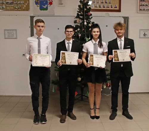 A helyezettek a Szakmunkásképzésért Alapítványának támogatásának köszönhetően értékes vásárlási utalványokat vehettek át.