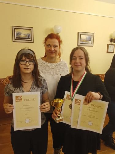 Ennek eredményeként a 17 fős 13/P osztályból 5 tanuló jutott be a pénzügyi-számviteli ügyintéző Országos Szakmai Tanulmányi Verseny 40 fős országos döntőjébe.