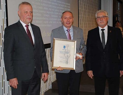 Az „Év Szakképző Iskolája Díj 2025” kitüntetést a Kiskunhalasi Szakképzési Centrum Vári Szabó István Technikum, Szakképző Iskola és Kollégium képviseletében Dr. Komáromi Szilárd vehette át.