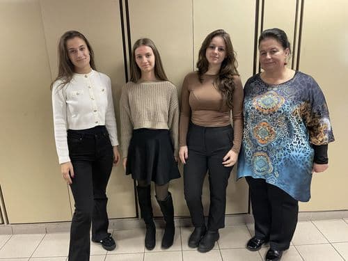 A vállalkozási ügyvitel órák és versenyek során a diákok megtanulják a gépelés, a protokoll, a levelezés és a rendezvényszervezés alapjait, miközben élvezik a tanulást.