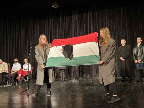 A műsorban résztvevő tanulók felidézték a vészterhes időket, a szabadságért harcoló hősök tetteit.