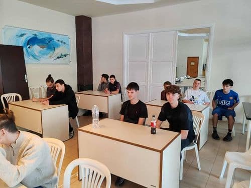 A diákok aktívan bekapcsolódtak a beszélgetésekbe, bizonyítva, hogy idegen nyelven is magabiztosan mozognak szakmai témákban.