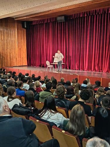 A diákok nemcsak irodalomtörténeti ismeretekkel gazdagodtak, hanem érzelmileg is közelebb kerülhettek a magyar kultúra kiemelkedő alakjaihoz.