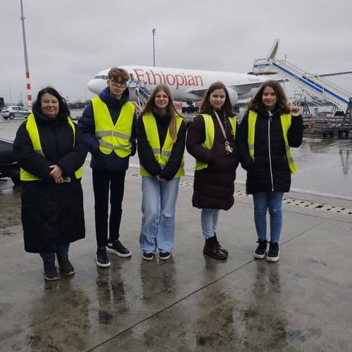 Aeropark szervezésében logisztikai túrán vehettek részt a Liszt Ferenc Nemzetközi Repülőtér területén.