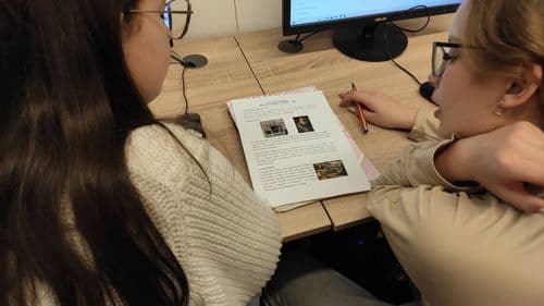 A diákoknak fel kellett ismerniük azokat a magyar írókat és költőket, akiket írógépük társaságában láthattak a kivetített képeken.