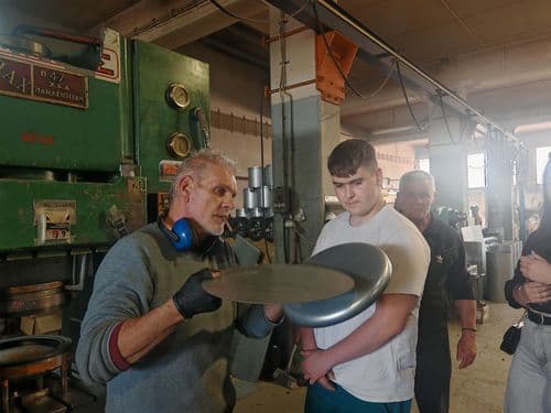 Hegesztő, karosszérialakatos, gépjármű mechatronikus és CNC forgácsoló szakmát tanulók.