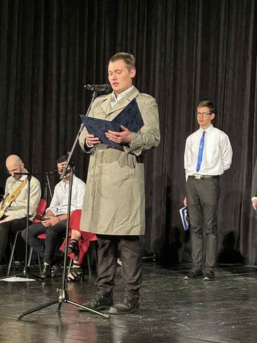 A tanulók felidézték a vészterhes időket, a szabadságért harcoló hősök tetteit.