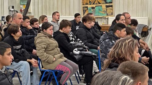 Érdeklődő diákok és szülők a nyílt napon.