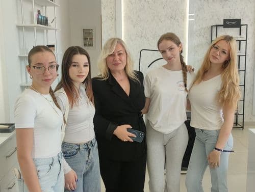 A 11/B osztály fodrász és kozmetikus tanulói egy helyi szalonban figyelhették meg a mindennapi munkafolyamatokat