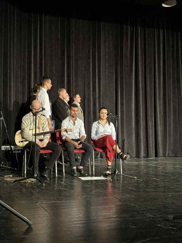 A műsorban résztvevő tanulók a színpadon.