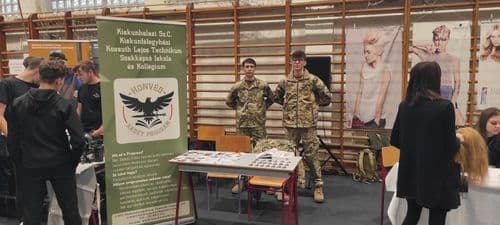 Pályaorientációs bemutatón a Kossuth Technikum kadétjai.