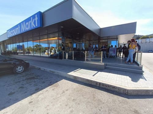 A webesek ellátogattak a platamonasi Discount szupermarketbe, ahol az üzletláncokra vonatkozó görög specialitásokat és szabályokat ismerhették meg az árukihelyezéstől a raktározásig.