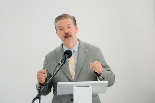 A megjelenteket dr. Lengyel László, az alapítvány ügyvezetője köszöntötte, aki példaértékűnek nevezte az együttműködést.